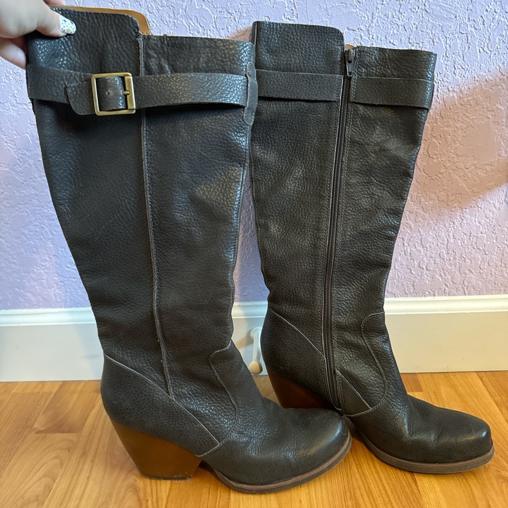 Korks Pebble Grey Leather Knee-High Boots